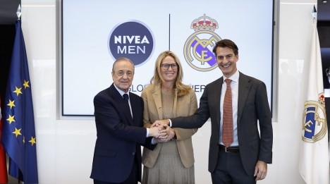'Nivea Men' und Real Madrid gehen in die Verlängerung - (v.l.) Florentino Pérez, Präsident Real Madrid, Grita Loebsack, Präsidentin 'Nivea', und Oswald Barckhahn, Vorstandsmitglied bei Beiersdorf, zuständig für Europa, USA / Kanada bei der Vertragsverlängerung von 'Nivea Men' und Real Madrid – Foto: Beiersdorf